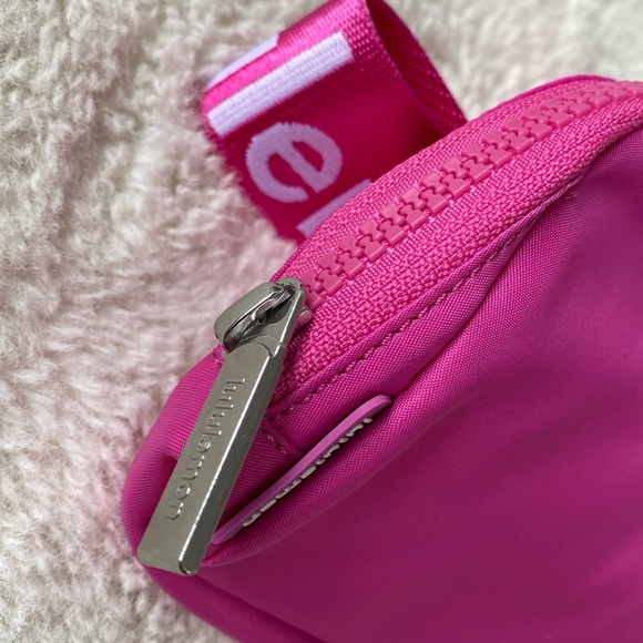 ❤️ Lululemon Everywhere Belt Bag Wordmark Sonic Pink/White NWT - Picture 2 of 10